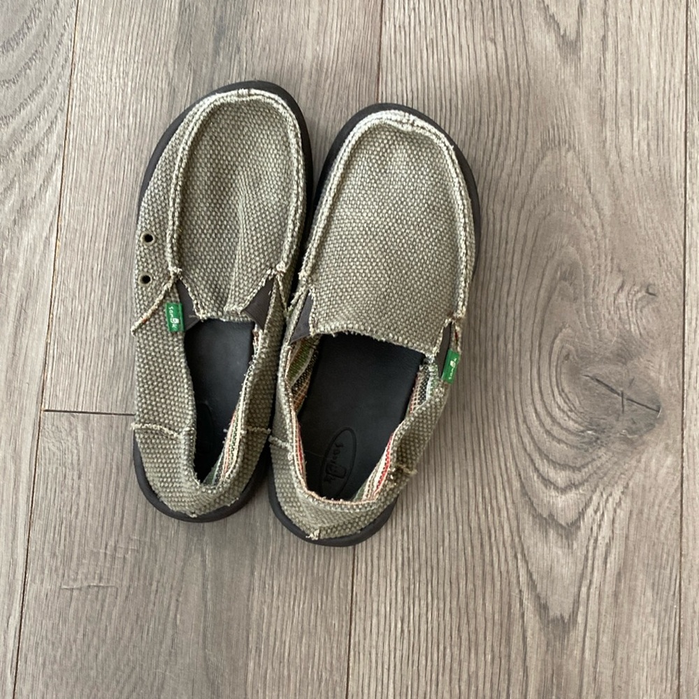 Women’s size 8 or men’s 6 sanuks